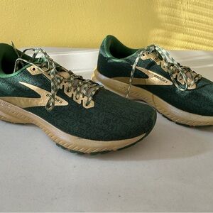Brooks Women's Green and Gold Running Shoes Size 8 Medium